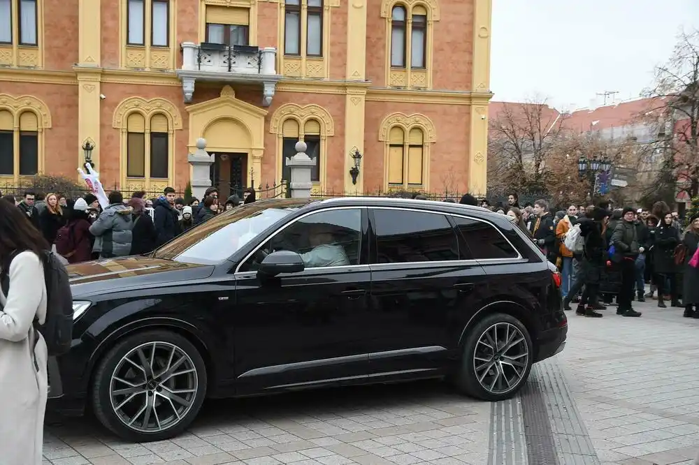 U Novom Sadu bilo blokirano više raskrsnica: Na jednoj se vozač „poršea“ zaletio“ u demonstrante