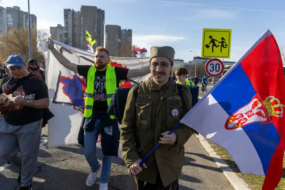 Beogradski studenti prespavali na igralištu u Inđiji, nastavljaju ka Novom Sadu