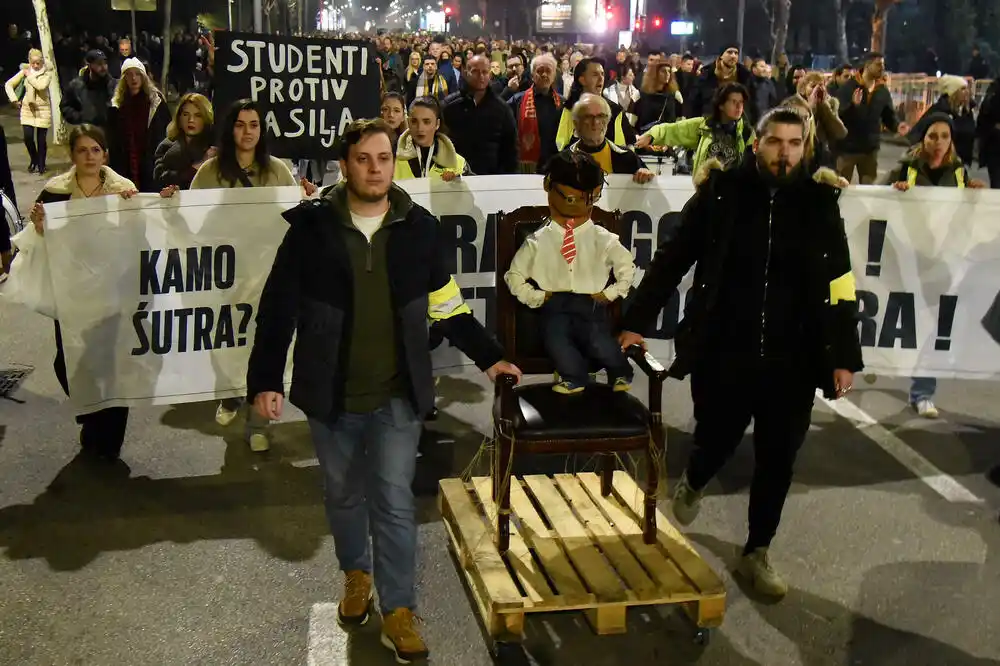 Crna Gora i uz Vučića i uz studente