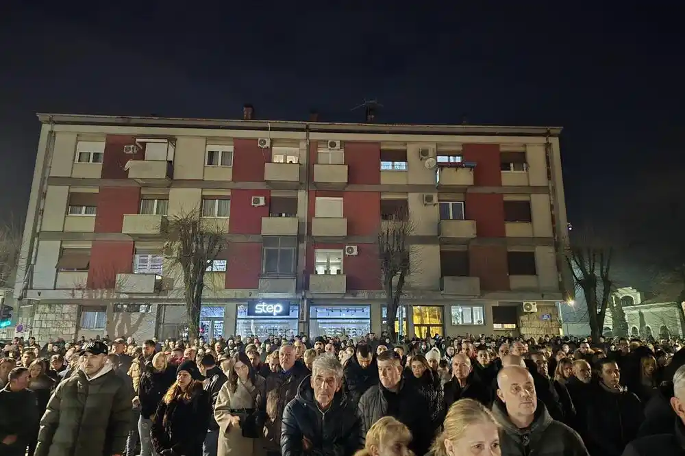 Građani na Cetinju dvanaestominutnom ćutnjom odali počast stradalima u zločinu