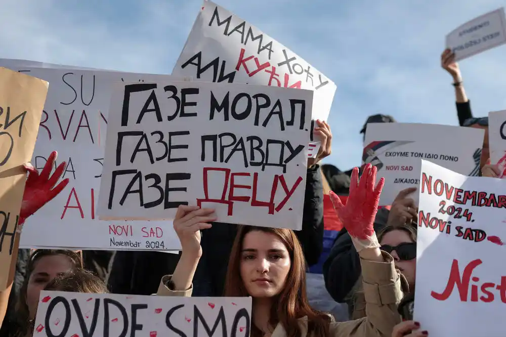 „Izvinite što vam smetamo dok nam uništavate budućnost“: Studentske blokade i protesti u Srbiji