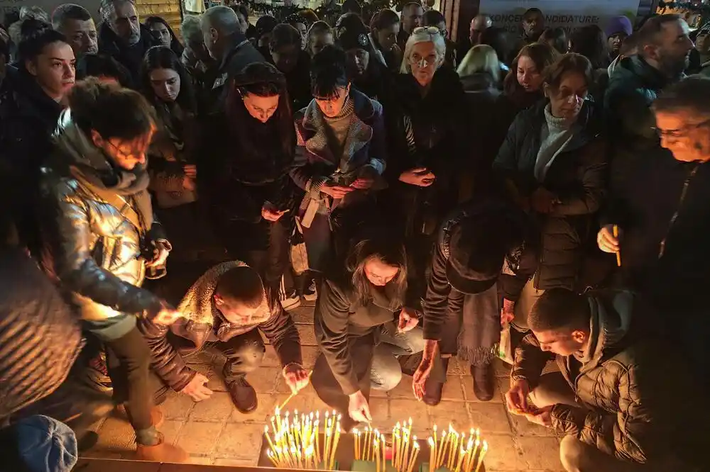 Na gradskom Trgu u Nikšiću palili svijeće za preminule u tragediji na Cetinju