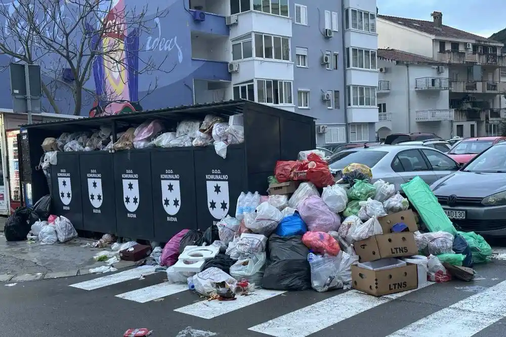 Ovako izgleda Budva: Više od 100 tona smeća na ulicama, širi se nesnosan smrad