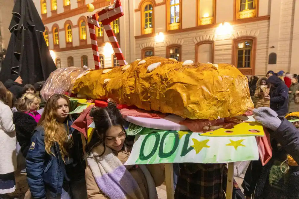 Šta se dešava na protestima u Srbiji: Hiljade na ulicama, napadi na studente, buka pištaljki, vuvuzela…