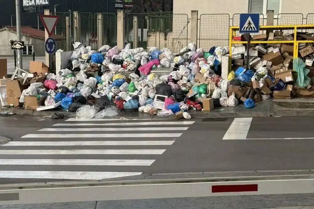 U Budvi smeće više nema gdje da se odlaže, otpad prešao na ulice