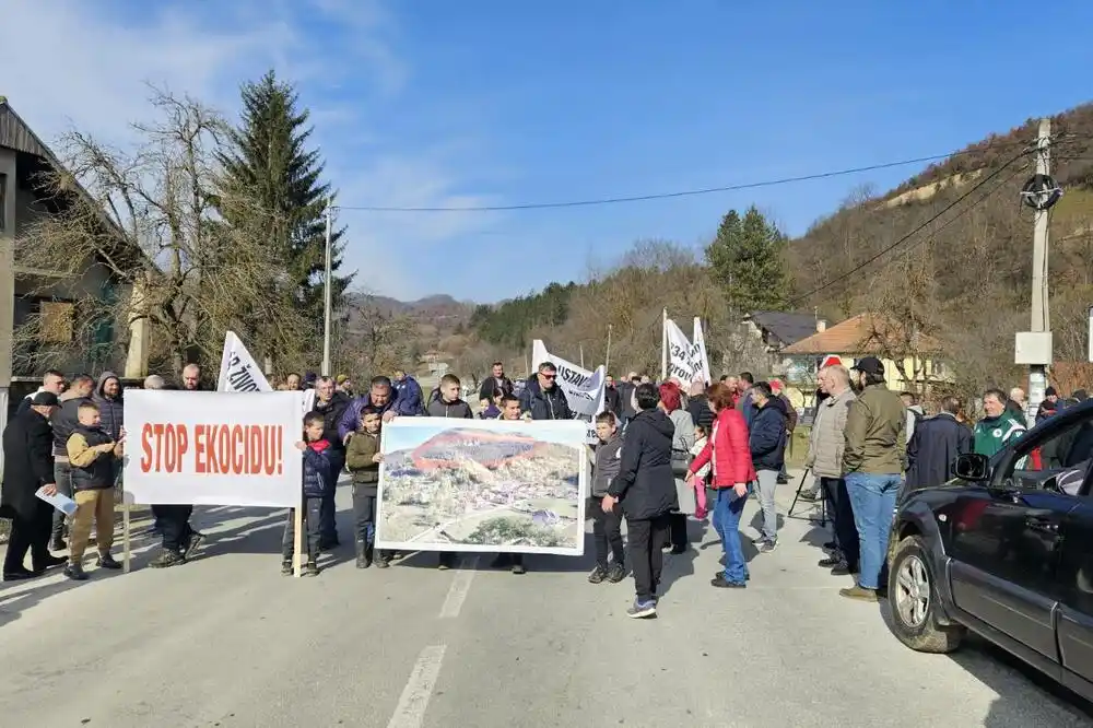 Blokirali put Bijelo Polje-Berane: Neće dozvoliti otvaranje kamenoloma za koji je koncesiju dobila Smolovićeva firma