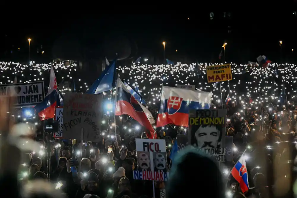 Hiljade ljudi u Slovačkoj traže ostavku Fica: Protesti protiv spoljne politike koja navodno približava zemlju Rusiji