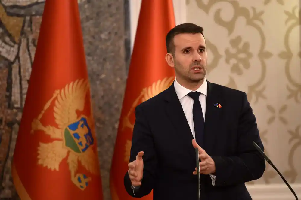 Kabinet Spajića i Generalni sekretarijat Vlade značajno premašili iznos koji je bilo planiran za službena putovanja