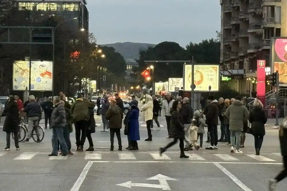 Kolektiv “Kamo Śutra” i građani blokirali saobraćajnicu na Bulevaru Svetog Petra Cetinjskog u Podgorici