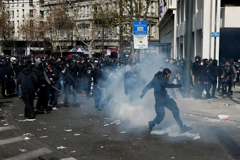 Masovne demonstracije u Grčkoj na drugu godišnjicu pogibije 57 ljudi u željezničkoj nesreći