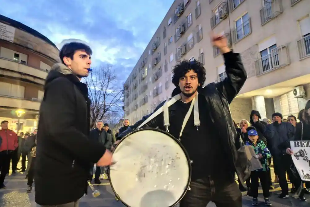 Nikšićani blokirali raskrsnicu kod zgrade Opštine, pridružili im se i članovi grupe “Kamo Śutra?“