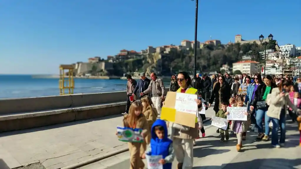 Protest grupe roditelja u Ulcinju: Traže bezbjedno uređena dječja igrališta i sankcionisanje vandala