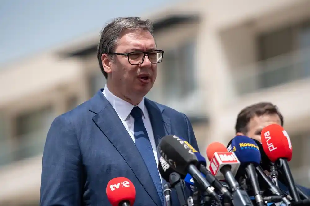 RTS: Otpao dio točka na službenom automobilu Vučića tokom vožnje, on prešao u drugo vozilo