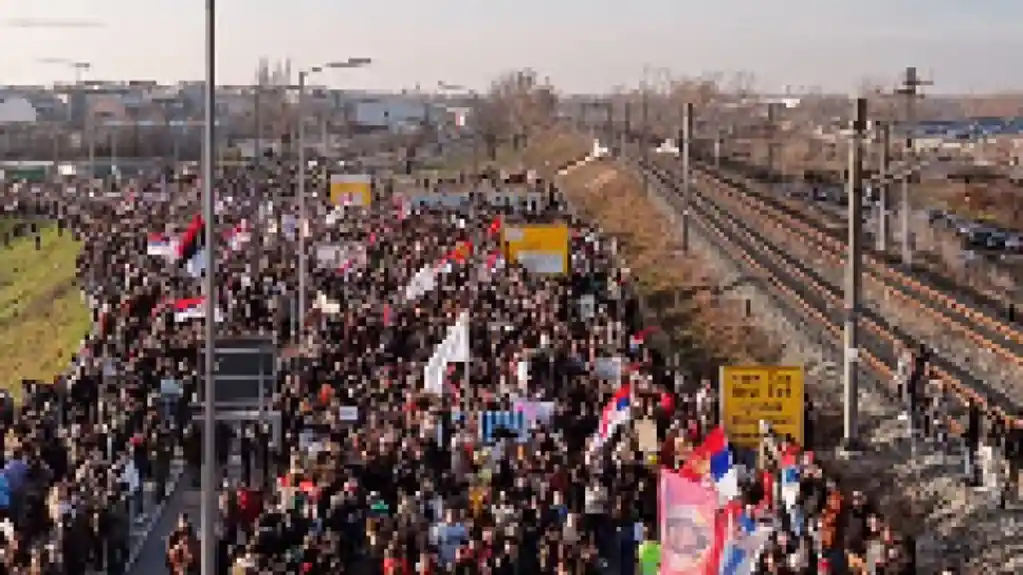 Srbija: Studenti  PROVELI NOĆ na Mostu slobode i u Limanskom parku u Novom Sadu, najavili plenum s građanima