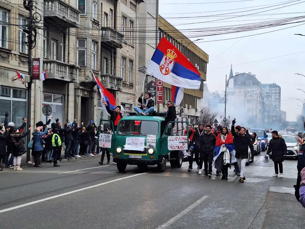 Studenti iz Kragujevca krenuli ka Nišu, spavaju u Rekovcu večeras