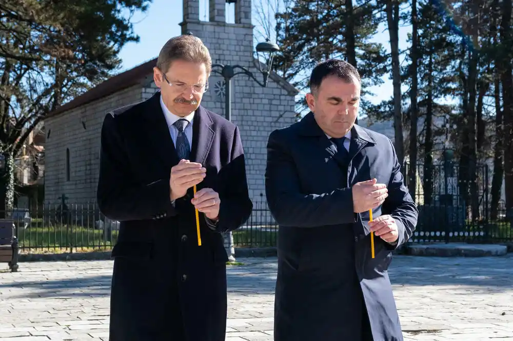 Đurašković i Felten zapalili svijeće i odali počast građanima stradalim u tragediji na Cetinju