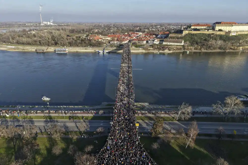 Srbija: Studenti i građani zauzeli mostove u Novom Sadu, SNS-u „skandalozno“ izvještavanje RTS-a