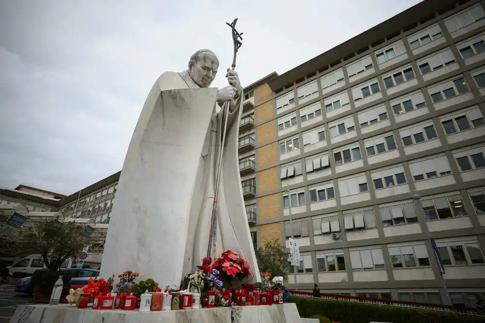 Vatikan: Papa ima obostranu upalu pluća, ali je dobro raspoložen