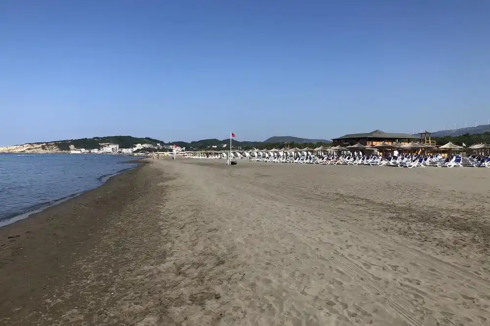 Arapskoj kompaniji „Eagle Hills“ pripašće devet od 19 kupališta na Velikoj plaži u Ulcinju