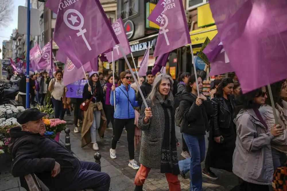 Demonstrantkinje u Turskoj na Međunarodni dan žena traže zaštitu od nasilja u porodici