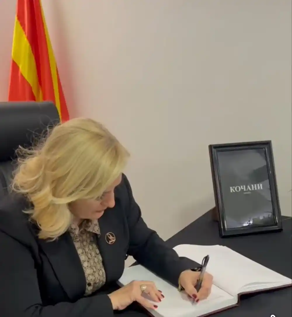 Jelena Borovinić Bojović se upisala u knjigu žalosti u ambasadi Makedonije