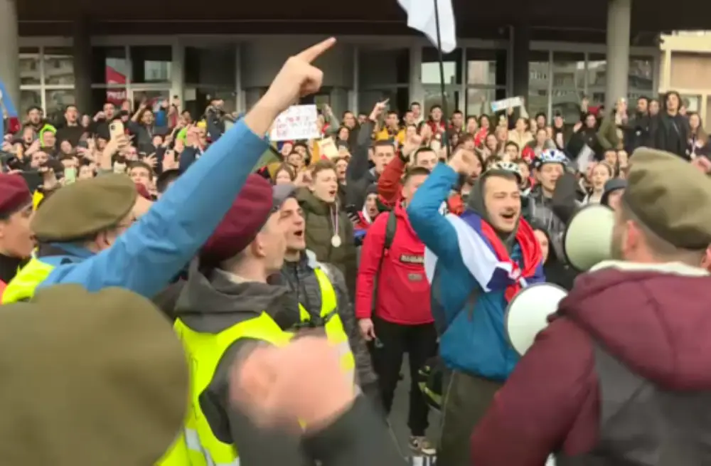 Studenti iz Kragujevca se vratili sa protesta u Nišu uz doček i zajedničku pesmu