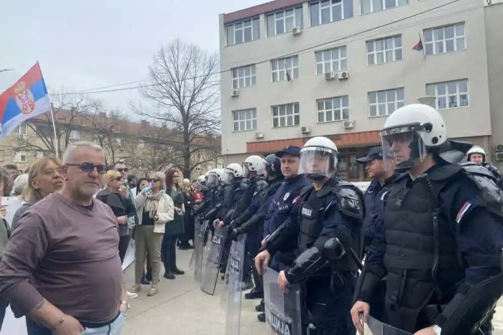 Protest u Leskovcu zbog dolaska predsjednika Srbije; Vučić: Mijenjaćemo policajce i tužioce koji ne štite zakon