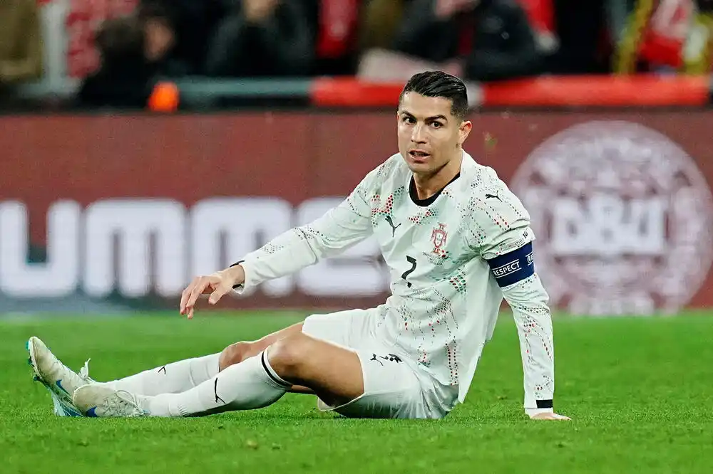 Ronaldo novinarima: Gledajte me u oči kad vam odgovaram na pitanja, a ne u laptop