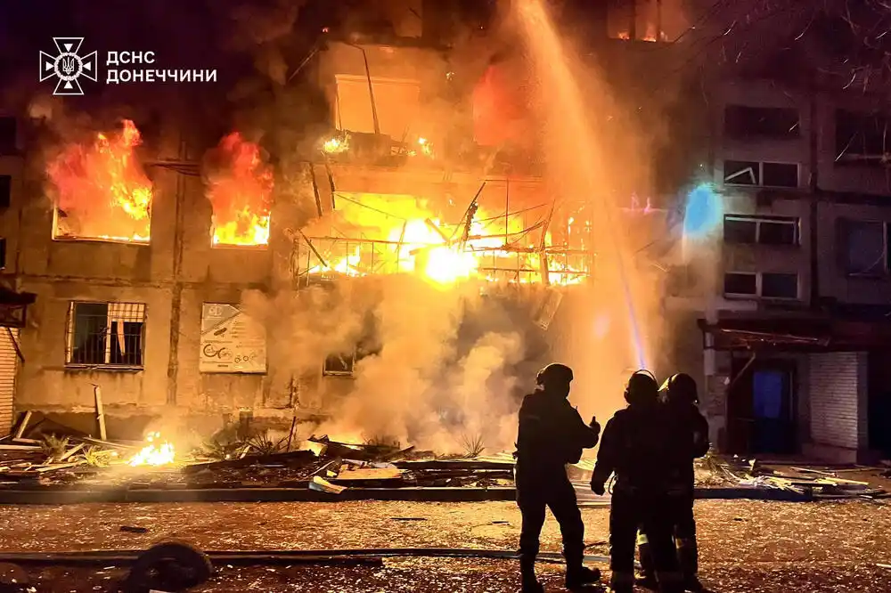 Spasilačke službe i vlasti: U novim ruskim udarima poginulo najmanje 12 osoba na istoku Ukrajine