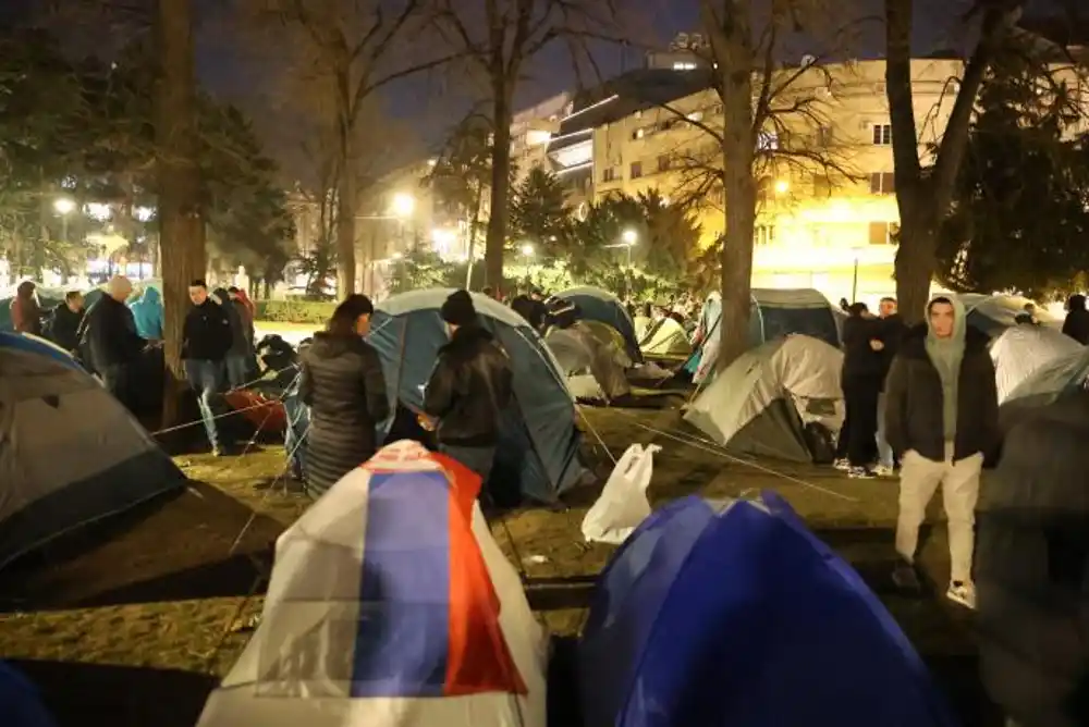 Studenti koji od noćas spavaju u Pionirskom parku vode drugačiju borbu od studenata „blokadera“