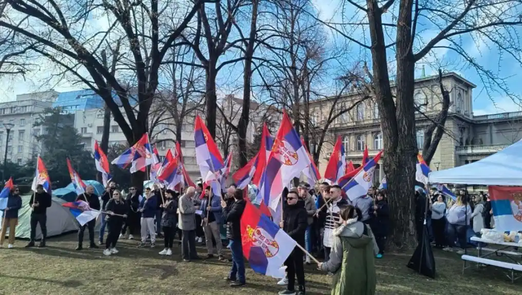 Studenti koji žele da studiraju razvili trobojke ispred Predsjedništva: Zapjevali himnu Bože pravde