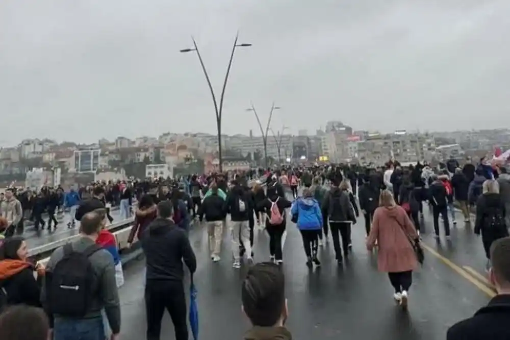 Studentski protest u Beogradu: Kako sam više od dva sata bila zaglavljena na Brankovom mostu