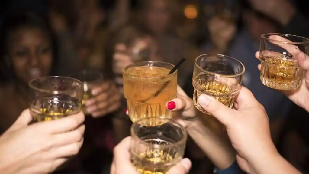 Mladi sve MANJE PIJU alkohol: NOVI TREND koji mijenja društvene navike