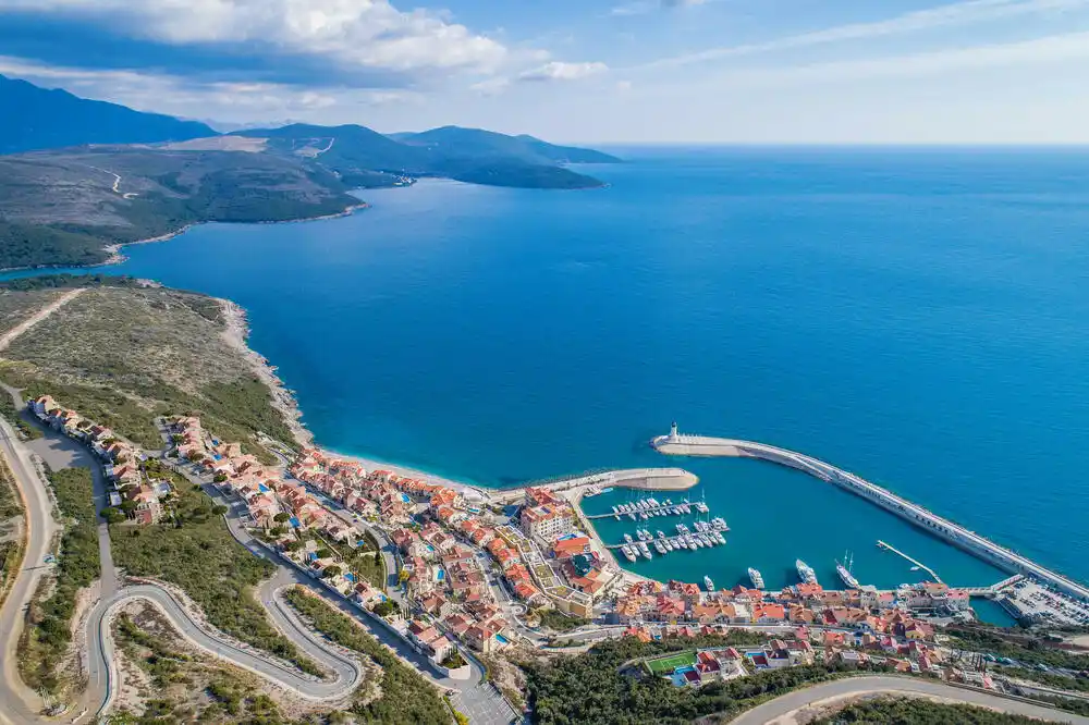 ASP: Vlada DPS-a prvobitno planirala da na tenderu ponudi 60 odsto kapitala „Luštica Developmenta“