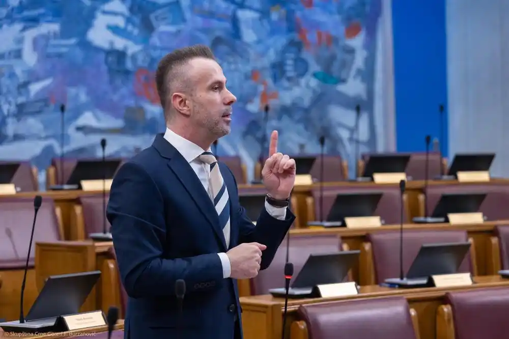 Bogdanović: Amblem kapele na Lovćenu nije provokacija, već poruka da specijalac ne brani partiju, nego zavjet