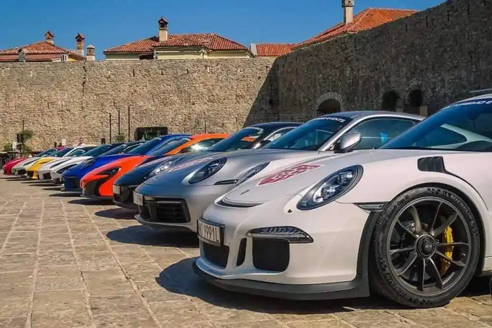 Budva ponovo domaćin prestižnog automobilskog događaja ispred Starog grada