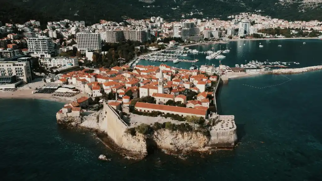 Budva pred teškom turističkom sezonom zbog nesposobnosti rukovodstva Vodovoda: Predviđa se nestašica vode