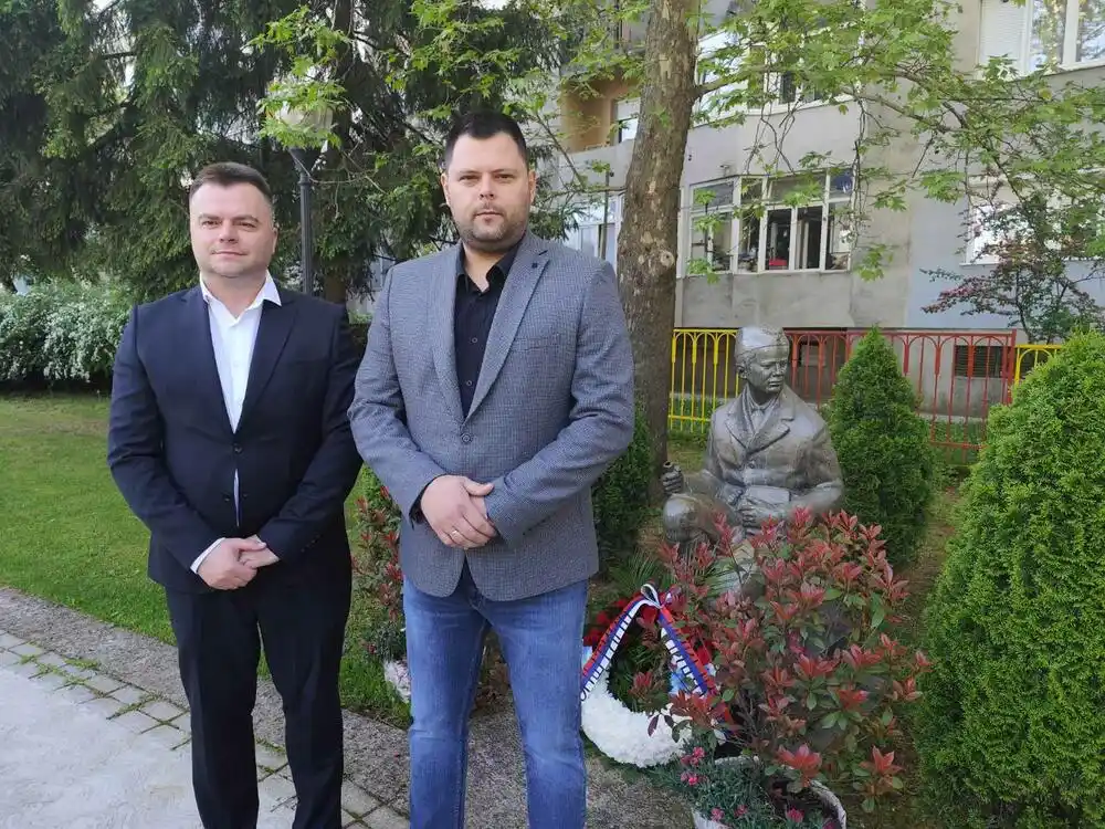 Čelnici nikšićke Opštione položili vijenac na spomenik Draganu Kovačeviću