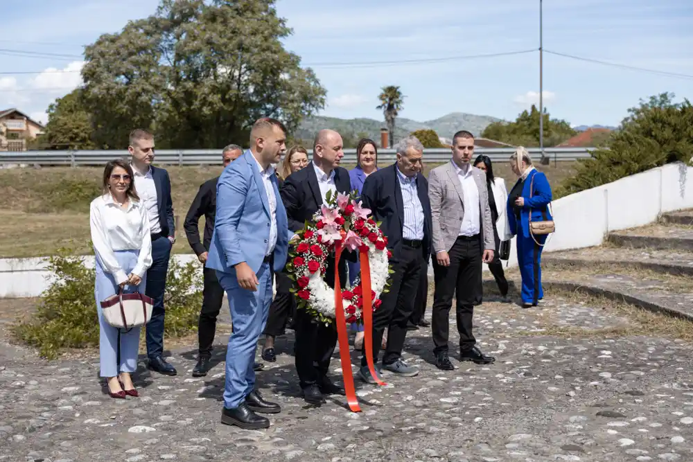 Delegacija DNP-a položila vijenac u Anovima: Borba protiv fašizma ne pripada prošlosti – ona je i danas aktuelna i obavezujuća!