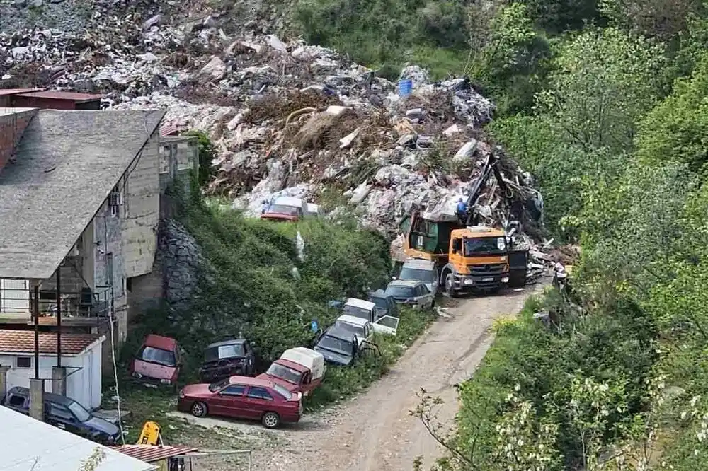 Deponija otpada u Bečićima narasla, Komunalno ćuti