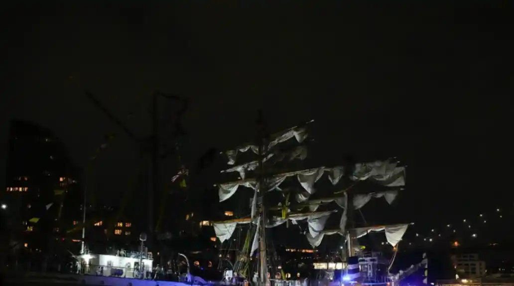Dvije osobe poginule nakon što je meksički brod udario u Brooklyn Bridge