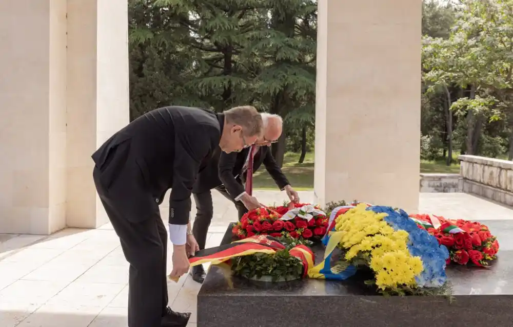 Felten sa Hodžićem položo vijence na spomenik Partizanu borcu: Njemačka svjesna odgovornosti za užase Drugog svjetskog rata, Holokausta i terora