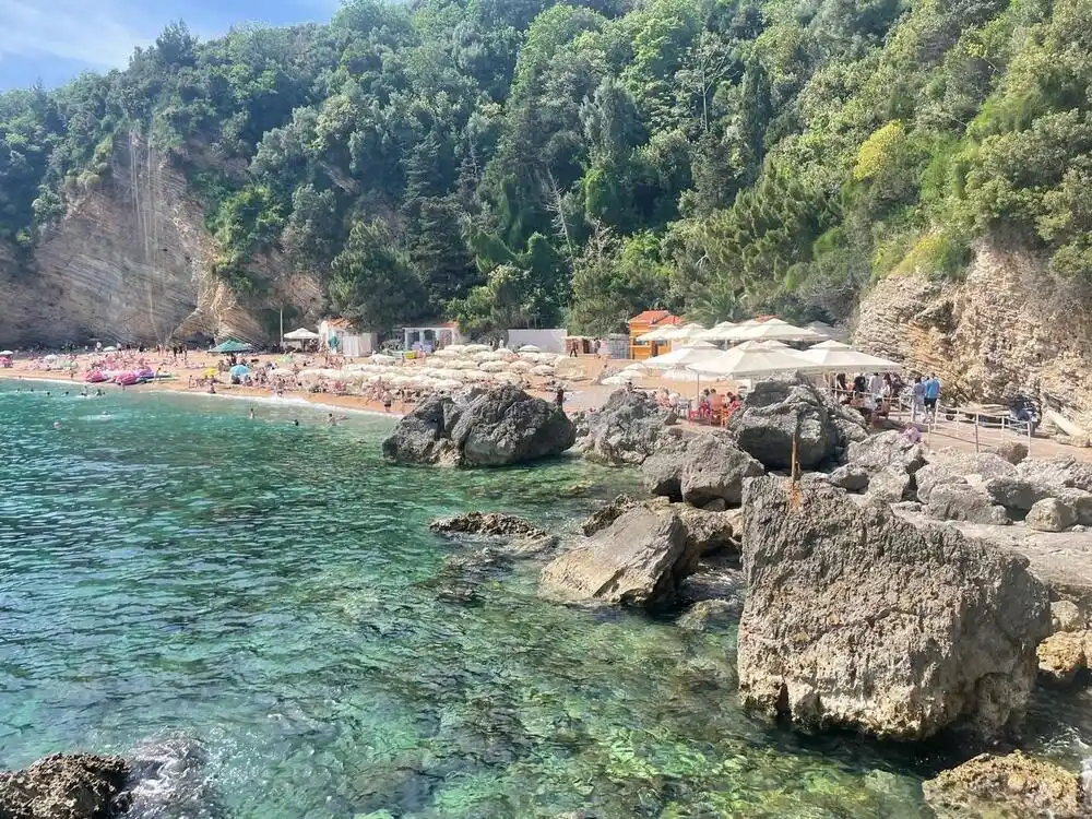 Haos, smeće i poneki bager: Plaže u Tivtu, Baru i Ulcinju mahom nespremno dočekale početak sezone