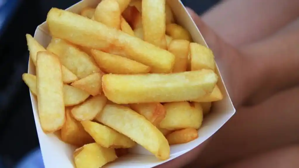 HRSKAVI DOMAĆI i krompirići –  UKUSNIJI od onih iz McDonaldsa, i to bez friteze