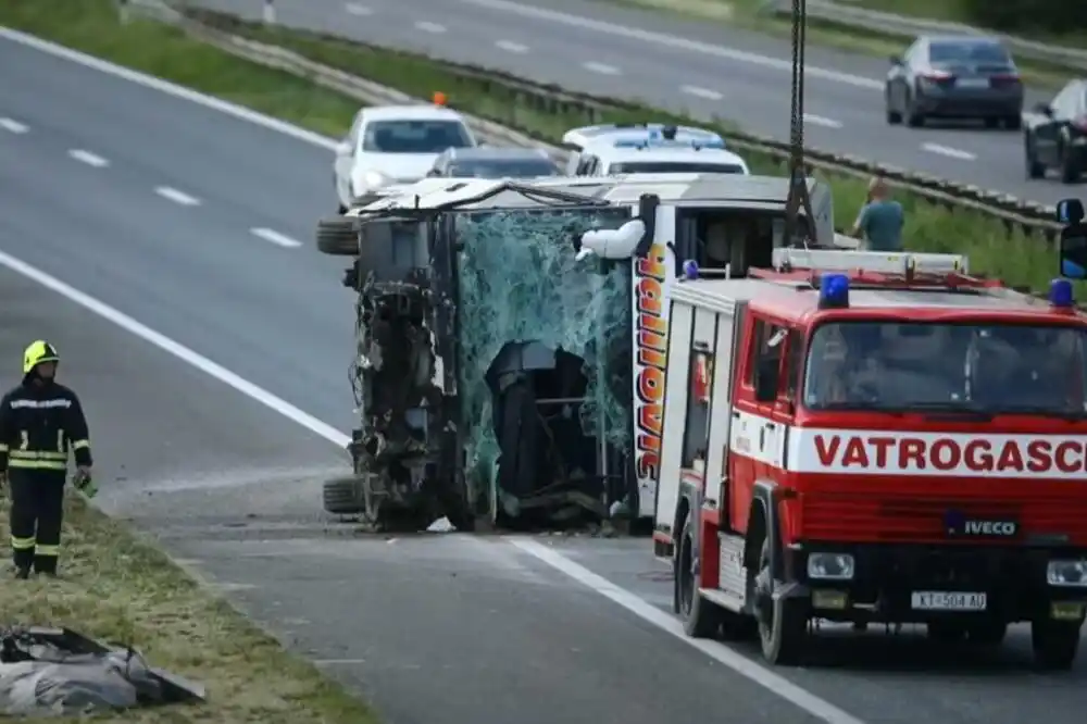 Hrvatska: U sudaru autobusa i automobila poginule dvije osobe, oko 30 povrijeđenih