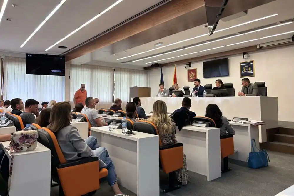 Jovanović ne odustaje, prijetnje protestima: Buran sastanak predsjednika Opštine Budva sa Starograđanima