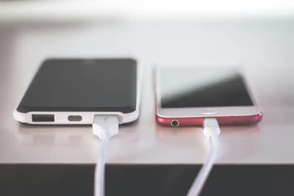 Kako da punite telefon, a da baterija duže traje? Evo šta kažu stručnjaci