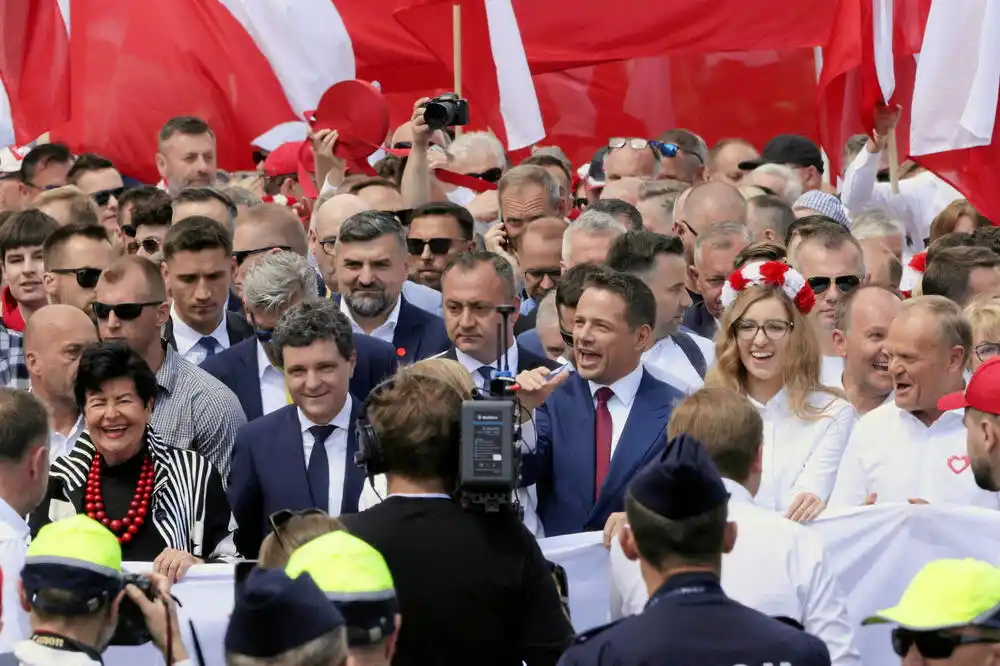 Kandidati za predsjednika Poljske istovremeno izveli desetine hiljada ljudi na marševe kroz Varšavu