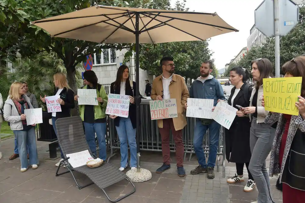 Koalicija „Velika plaža ili velika laža“ zove na skup, poslanicima poručuje: „Oćete li se više najest?“