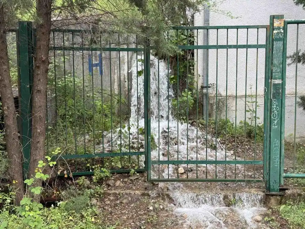Kvar na cjevovodu na Gorici, voda otiče po šetačkoj stazi